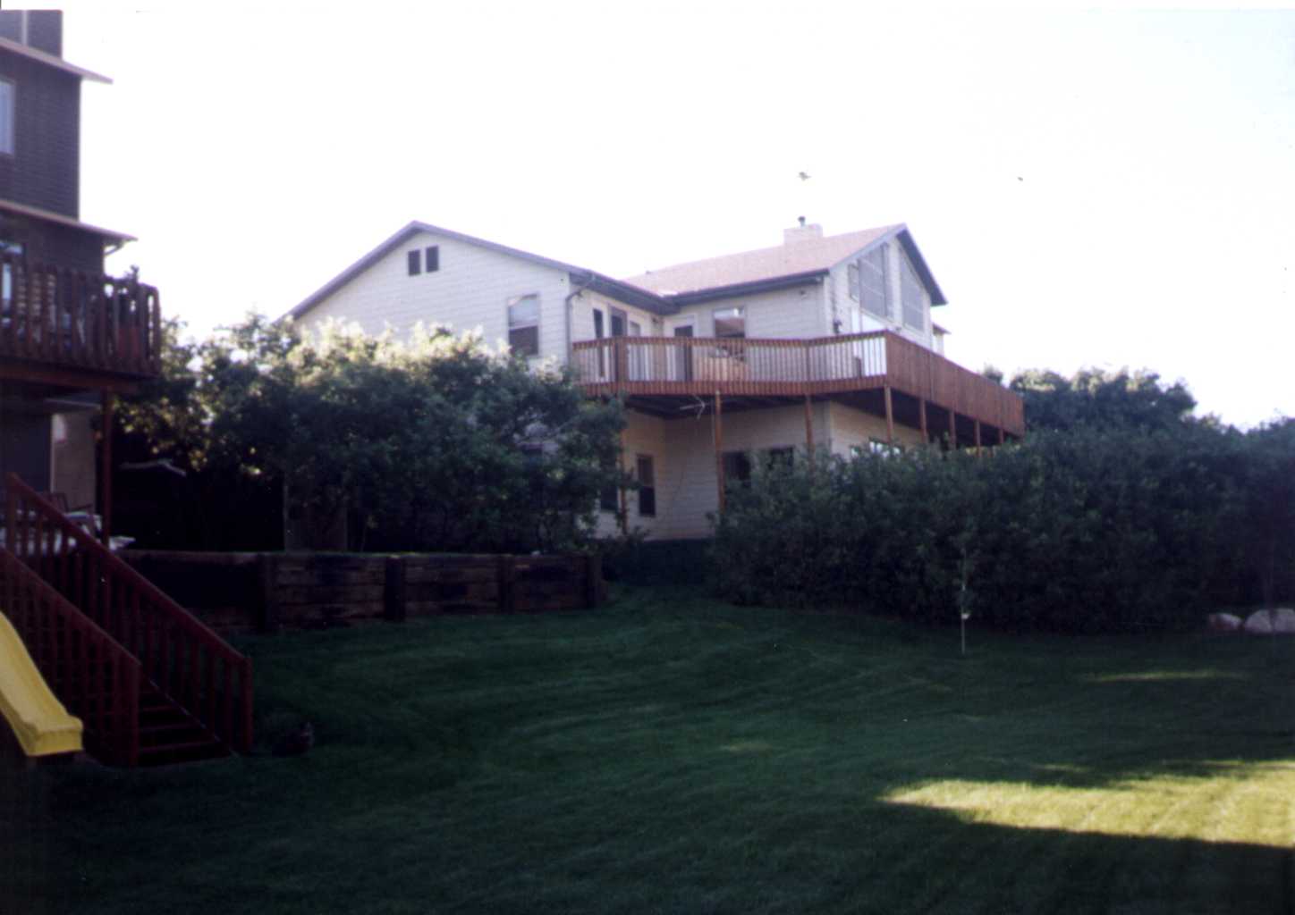 BACKYARD.jpg (65432 bytes)