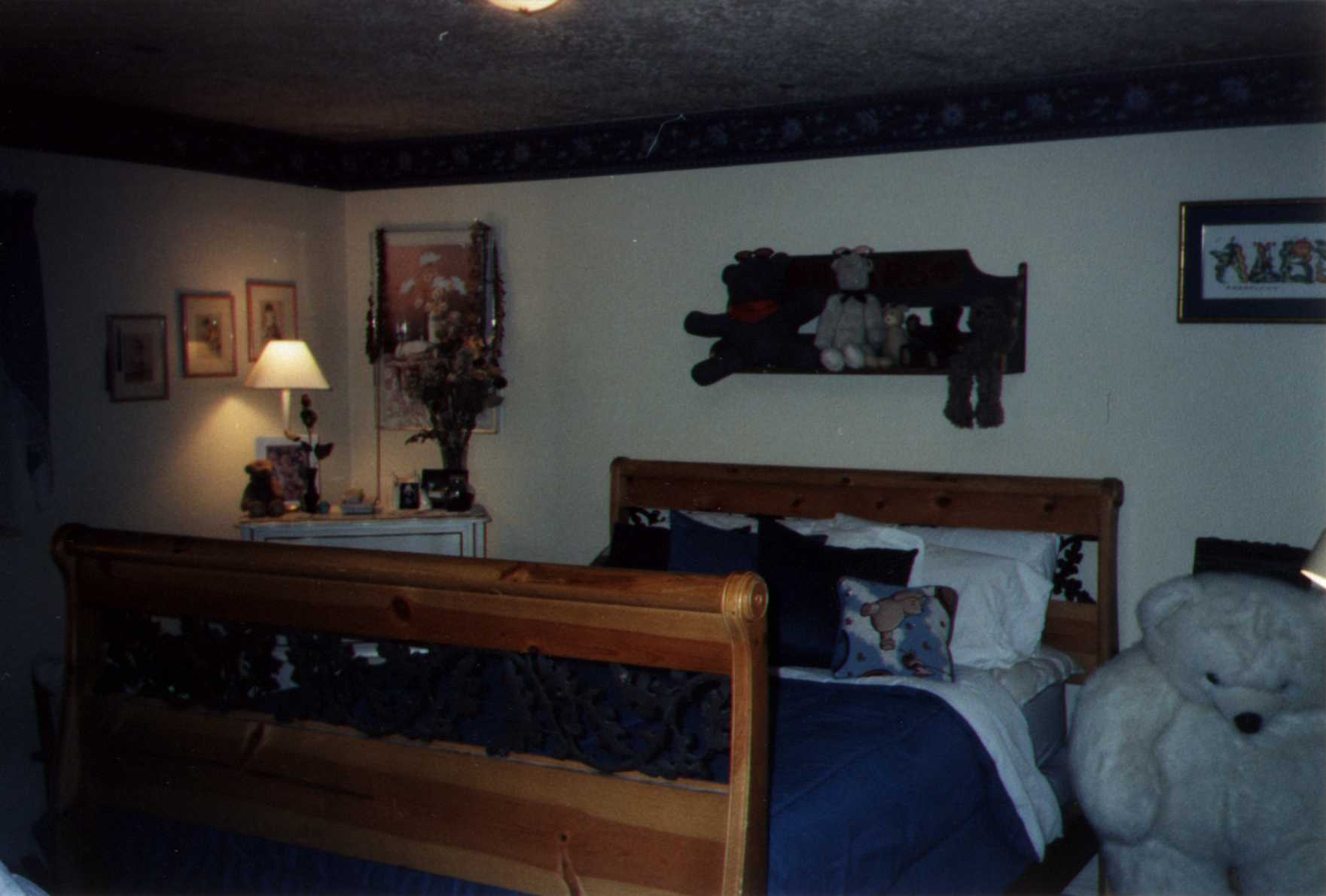 BEDROOMBOTTOM.jpg (91547 bytes)